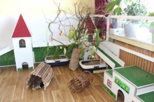 Kaninchen in Wohnungshaltung mit Futterbaum